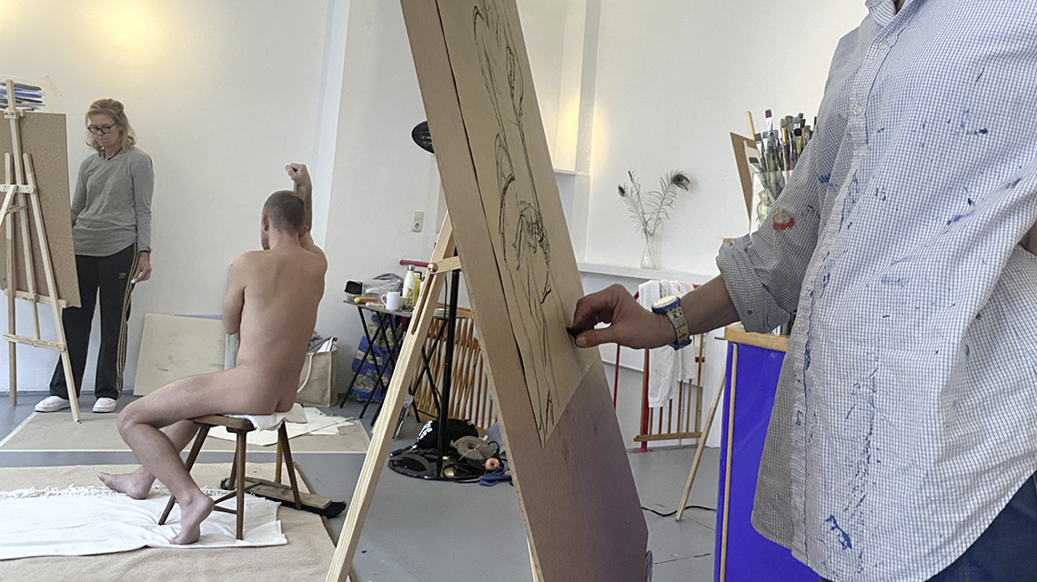 Atelier mit Malstudentinnen und Aktmodell, Malkurs münchen, Art retreat, painting course and nude drawing at Atelier Au in Munich, october 2022