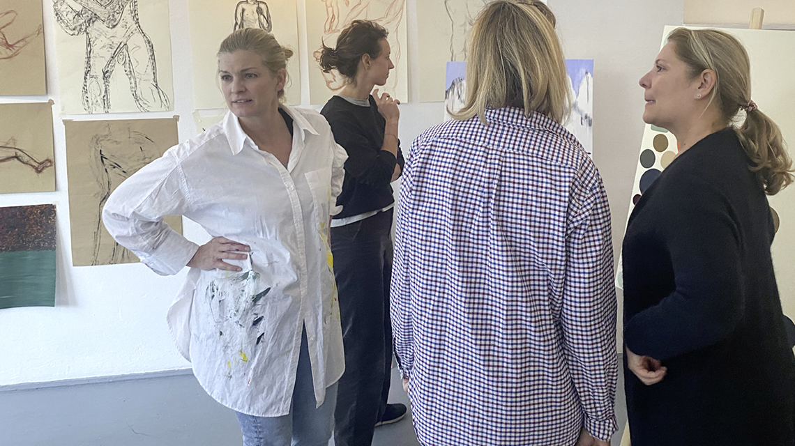 Atelier mit Malstudentinnen vor ihren Werken, Malkurs münchen, Art retreat, painting course and nude drawing at Atelier Au in Munich, october 2022